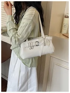 Vue de détail du sac épaule blanc tendance avec boucles métalliques et dentelle de perles.