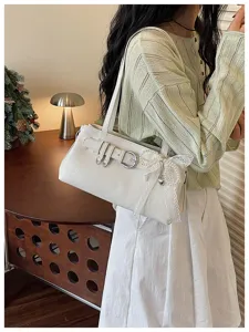Chic sac épaule blanc pour femme, élégant sac à main en cuir avec détail perle et dentelle.