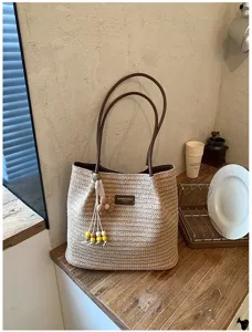 Zomer stro geweven schouder tote tas, stijlvolle grote capaciteit emmer tas met leuke hanger.