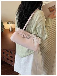 Sac épaule rose chic pour femme avec boucle en métal et joli décor de perles en dentelle.