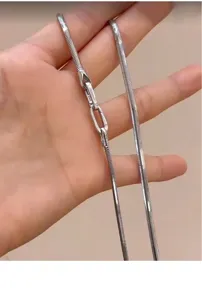 Detailansicht der Sterlingsilber Schlangenkette mit glatter Spiegeloberfläche und sicherem Verschluss.
