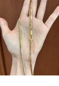Nahaufnahme der flexiblen Spiga-Schlangenkette mit verstellbarem Universalverschluss Detail.