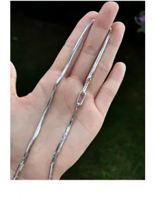 Nahaufnahme der flachen Silber-Fischgräten-Schlangenkette mit vielseitigem Verschluss
