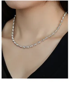 Nahaufnahme Detailaufnahme der Sterlingsilber facettierten Perlenkette am Hals getragen.