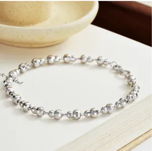 Nahaufnahme des Sterlingsilber Kürbis Perlen Armbands, glitzerndes Facettiertes Design Stil.