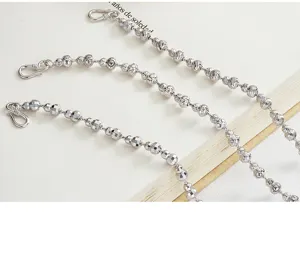 Detaillierte Nahaufnahme der S925 Sterlingsilber facettierten Perlen Kette im stil.
