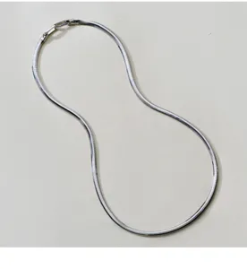 Nahaufnahme einer flachen Schlangenkette aus S925 Sterlingsilber mit glänzendem Finish.