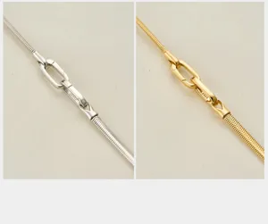 Detailaufnahme des S925 Sterlingsilber Schlangenkette Verschlusses, glänzende Halskette.