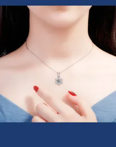 Exquisites S925 Silber Schneeflocke Anhänger Halskette Detailansicht, elegante Kette für Mode.