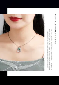Primo piano dettaglio della collana con ciondolo lucchetto ruyi in argento indossato al collo.