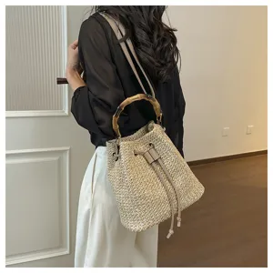 Sac seau en paille tressee avec poignee en bambou et bandouliere pour vacances a la plage