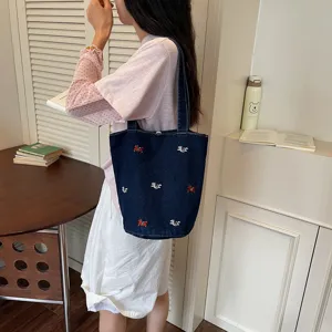 Borsa shopper in denim casual da donna con simpatici ricami ideale per l'uso quotidiano.