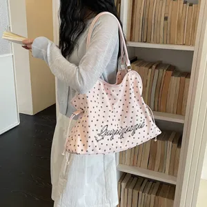 Vue détaillée du sac cabas d'épaule rose avec motif de pattes mignon et lettrage.