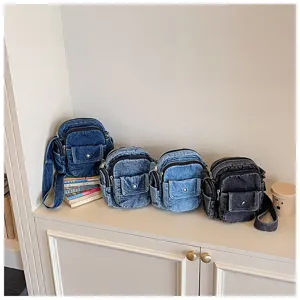 Vue détaillée du sac bandoulière en denim décontracté avec plusieurs poches, élégant et pratique.