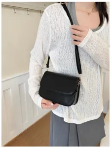 Minimalist black women's crossbody shoulder bag, chic casual style for daily wear.