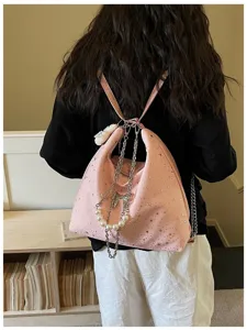 Zaino tote rosa con motivo a stelle, dettagli di catena con perle e fiocco, chic.