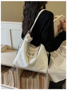 Vista dettagliata della borsa tote stella bianca con catena fiocco perla e coniglietto.