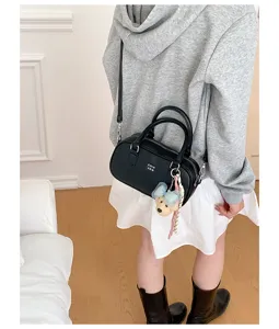 Fashionable black leather shoulder bowling bag for women commuting casual crossbody bag chic style