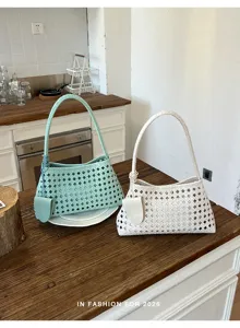 Sac à main tressé élégant pour femme, sac porté épaule mode été, cabas fourre-tout chic.
