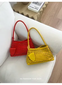 Sac bandoulière tissé pour femme, élégant sac à main en cuir avec design ajouré chic.