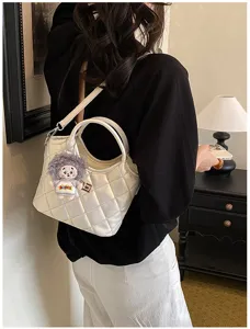Chic sac à bandoulière matelassé pour femme, élégant sac à main avec joli porte-clés en peluche.