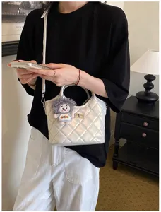 Sac seau matelassé pour femme, sac à main bandoulière élégant avec joli pendentif peluche.