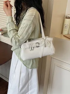 Sac a main epaule blanc chic pour femme, avec ceinture tendance et noeud en perles de dentelle.