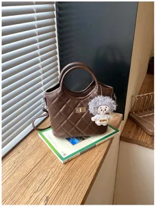 Sac à main matelassé vintage pour femme avec pendentif poupée sac bandoulière élégant.