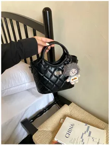 Sac à main matelassé en cuir PU noir femme, sac bandoulière chic avec mignonne peluche.