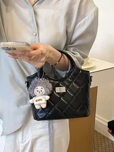 Sac à main matelassé élégant en cuir PU pour femme sac bandoulière avec charmant pendentif poupée