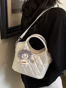 Sac à bandoulière matelassé blanc élégant avec joli pendentif poupée en peluche pour femmes.