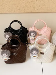 Sac bandoulière matelassé pour femme sac seau rétro tendance avec joli pendentif poupée