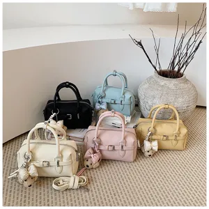 Elegante borsa a mano Boston da donna con ciondolo orsetto borsa a tracolla chic.