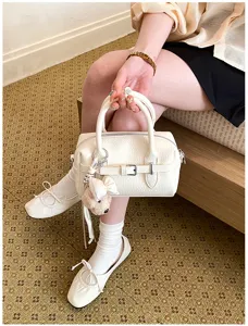 Elegante borsa a mano Boston bianca con ciondolo di peluche, borsa a tracolla chic da donna.