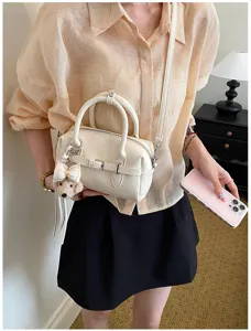 Chic borsa a tracolla Boston bianca da donna, elegante borsetta con grazioso ciondolo orsetto.