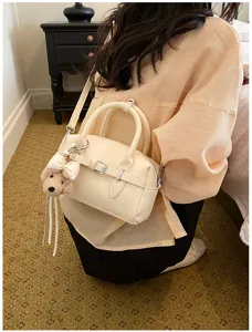 Borsa a tracolla Boston estiva ed elegante con ciondolo orsetto per donna moda quotidiana