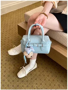 Borsa a mano Boston azzurra da donna, elegante borsa a spalla con simpatico ciondolo orsetto.