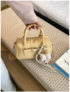 Chic elegante borsa a mano Boston gialla per donna con simpatico ciondolo orsetto.