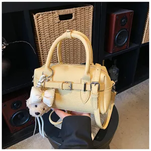 Elegante borsa a mano Boston in pelle PU gialla con simpatico portachiavi orsetto tracolla.