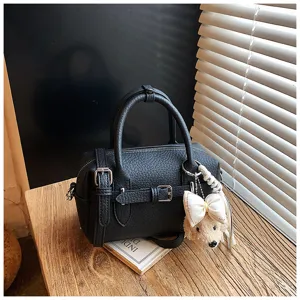 Borsa a mano Boston in pelle nera con ciondolo fiocco orsetto e manici robusti per donne.