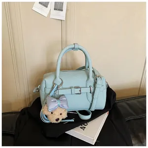 Dettaglio borsa Boston donna azzurra, elegante borsa a tracolla con simpatico ciondolo orso.