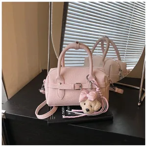 Borsa a mano Boston in pelle rosa da donna, ciondolo orsetto con fiocco, borsa a tracolla chic.