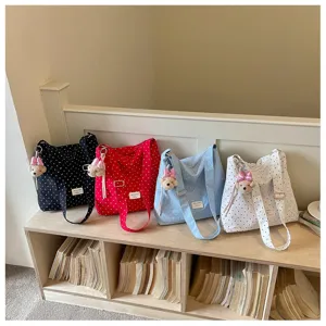 Vue détaillée du sac cabas à pois tendance avec pendentif ours en plusieurs coloris.