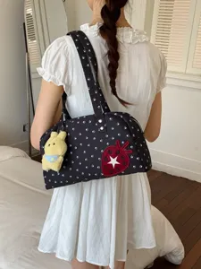 Élégant sac porté épaule noir à motif de patte avec patch fraise et charm en peluche.