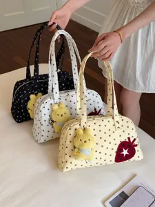 Sac bandoulière Boston tendance à motif pattes avec pendentif lapin et patch fraise.