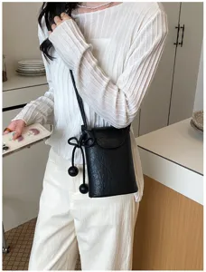 Lässige Sommer Umhängetasche für Damen, minimalistische Mini Schultertasche mit Kugel.