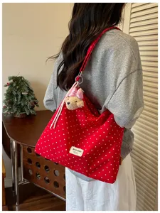Sac cabas élégant à pois rouges avec pendentif ours, grand sac porté épaule décontracté.