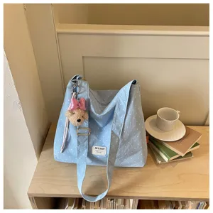 Sac cabas bleu clair à pois, élégant sac bandoulière décontracté avec pendentif ours en peluche.