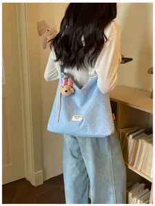Sac cabas en toile à pois bleus en détail, sac d'épaule décontracté avec petit ours.