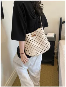 Beige hol geweven schoudertas voor vrouwen, stijlvolle casual vakantie crossbody tas.